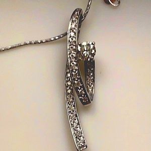 Valentine gift clean Diamond pendant in white 14kt gold